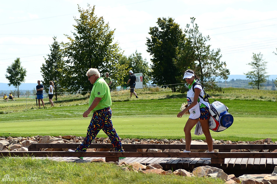 传奇名将李-维斯特伍德在练习场展现其标志性上杆动作，姿态优雅而稳定。