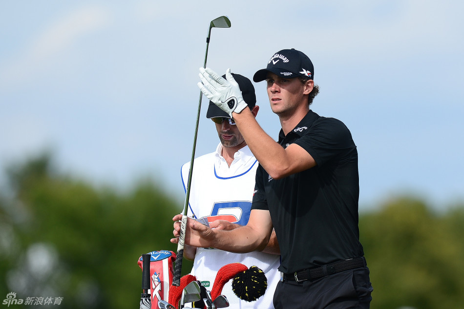 约翰-达利与女友在场边关注比赛进程，这位高尔夫传奇人物始终是赛场内外的焦点。