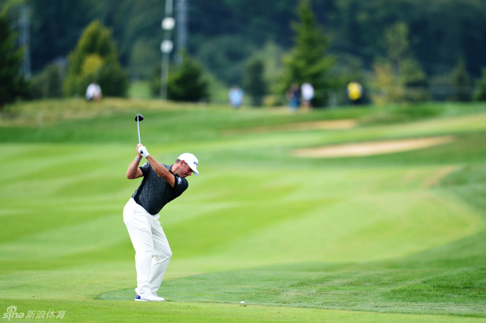 英格兰名将安迪-苏利文在全神贯注地观察果岭线路，思考下一杆的策略。