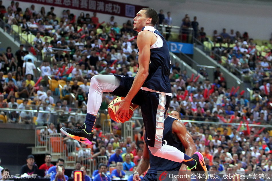 方硕犹如一道白色闪电，果断持球杀入禁区。他迎着防守球员高高跃起，手腕轻轻一抖，皮球划出一道完美的弧线落网，这次突破上篮展现了他作为后卫的大心脏与扎实基本功。