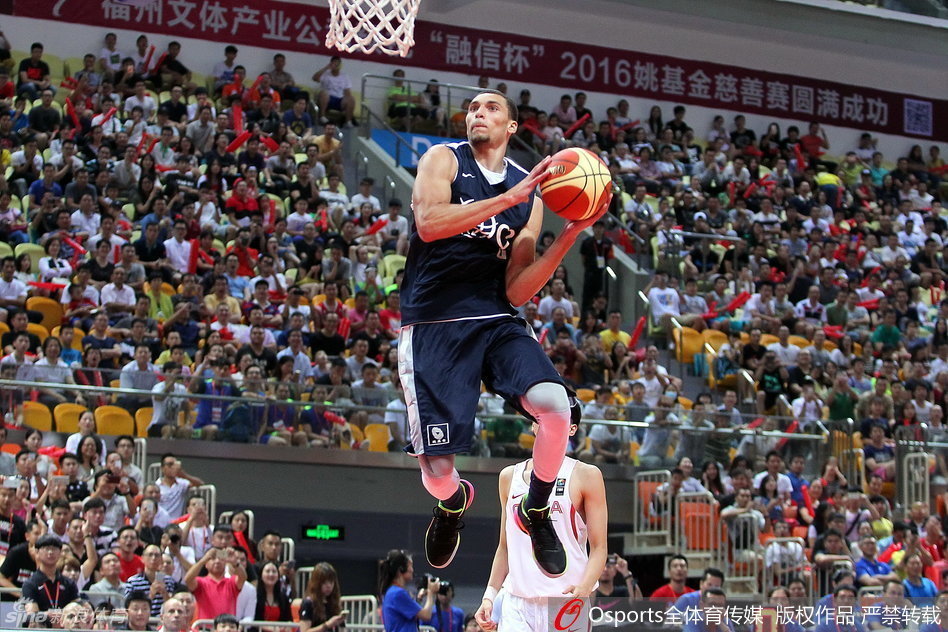 魔术队的阿隆·戈登展现惊人爆发力，他持球高高跃起，仿佛一架俯冲的轰炸机，用雷霆万钧之势将球砸进篮筐。这一记暴扣充满了力量感，完美诠释了暴力美学的真谛。