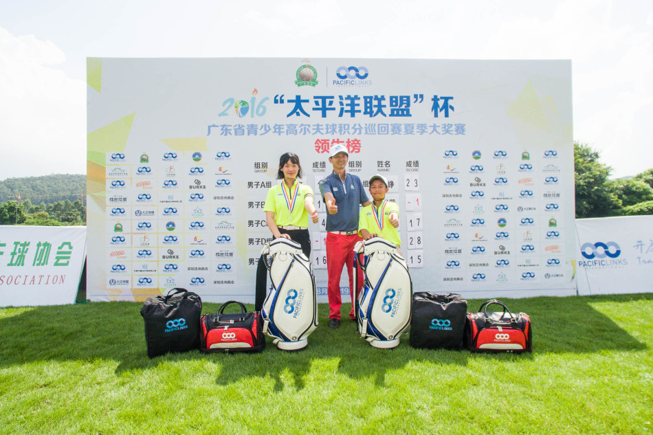 珠海小将关杨茜手持奖杯，目光坚毅，身旁的赛事官员为她送上诚挚祝贺