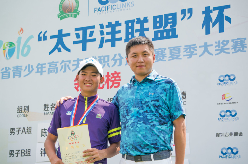 两位青少年球员在果岭上轻轻击掌，眼神交汇间尽显默契与彼此鼓励的队友情谊