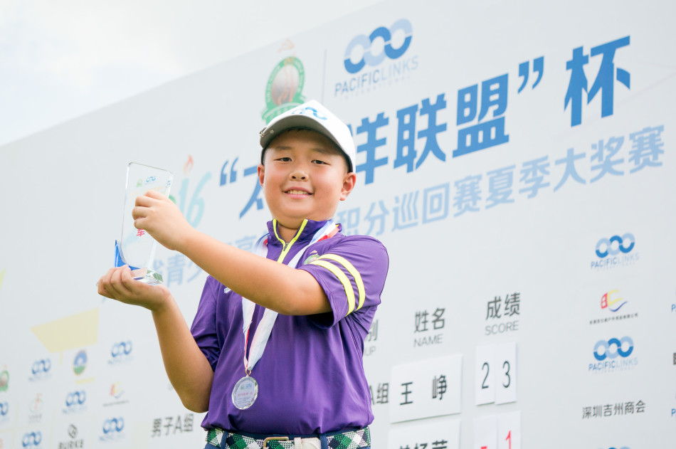 赛场温情瞬间，小选手柳杰仁赛后与家人紧紧相拥，分享胜利的喜悦与亲情的温暖