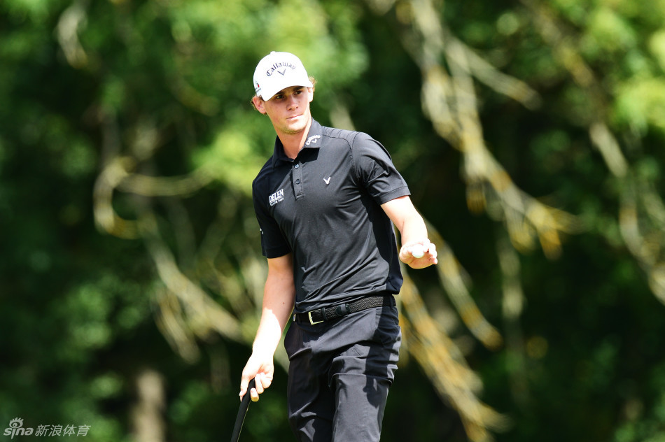 设计成香槟瓶形状的独特开球台标志物，为激烈的赛事增添了一抹轻松欢庆的色彩