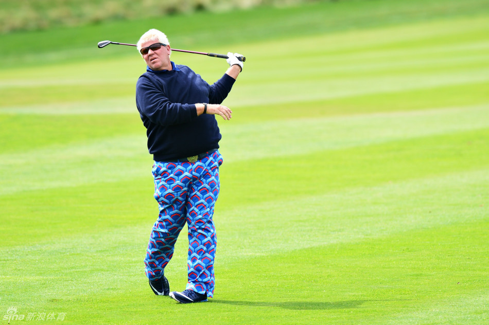 彼得森在比赛中侧身挥杆完成一次精准的铁杆攻果岭，动作流畅而稳定