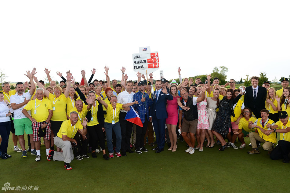 冠军彼得森与赛事特邀中国球星李昊桐等人在颁奖仪式上并肩而立，共同举起香槟庆祝