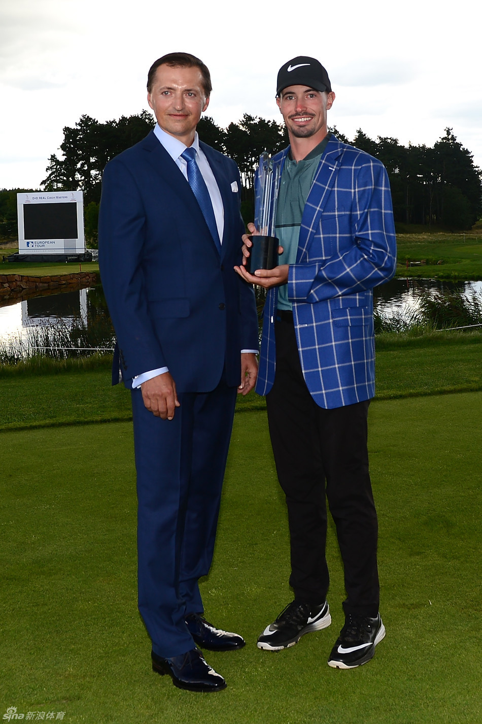 彼得森从颁奖嘉宾手中接过并穿上象征冠军荣耀的深色夹克，脸上洋溢着自豪的笑容