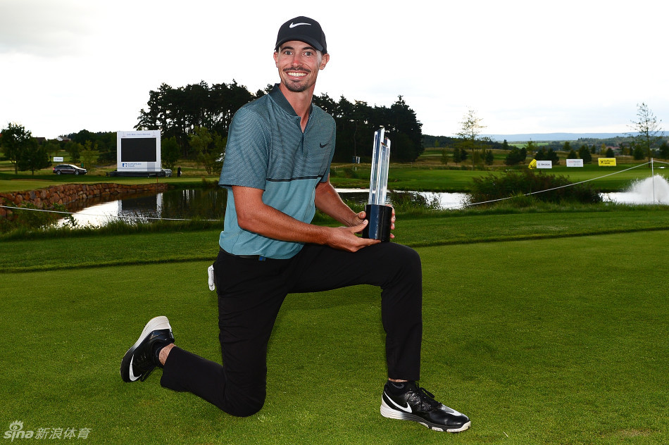 保罗·彼得森在第十八洞果岭推出制胜一推后，振臂高呼，释放职业生涯首冠的巨大喜悦与压力