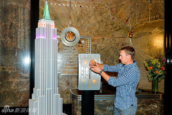 斯皮思与主持人吉米·法伦在《今夜秀》的演播厅内开怀大笑,气氛轻松愉快。