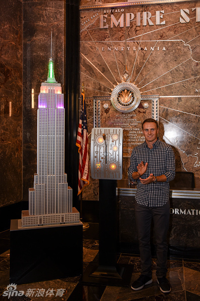 乔丹·斯皮思深情地看着陪伴自己多年的推杆,仿佛在与一位老友进行赛前交流。