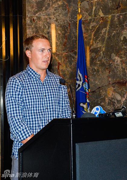 斯皮思与吉米·法伦在演播室中专注地进行‘人肉洞杯’棉花糖高尔夫趣味游戏。