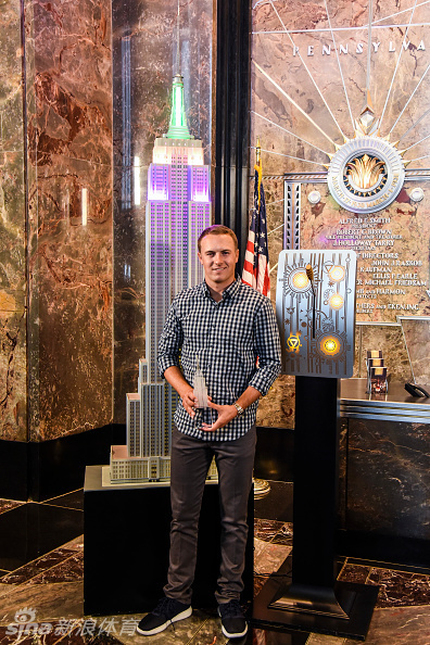 斯皮思面对镜头,在帝国大厦上高举联邦杯,脸上洋溢着卫冕冠军的自信笑容。