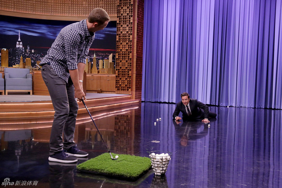 乔丹·斯皮思在璀璨的纽约夜景前,充满激情地发表讲话,为季后赛鼓劲。