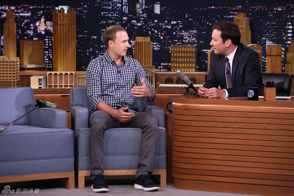 庆祝活动结束时,斯皮思面带微笑挥手致意,身后是纽约不眠的都市风景。