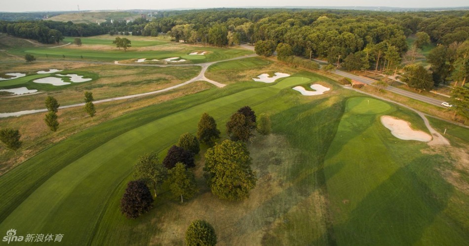 高球名宿杰克尼克劳斯在奥克蒙特球场凝视远方,这里是美国公开赛多次上演加洞传奇的著名舞台