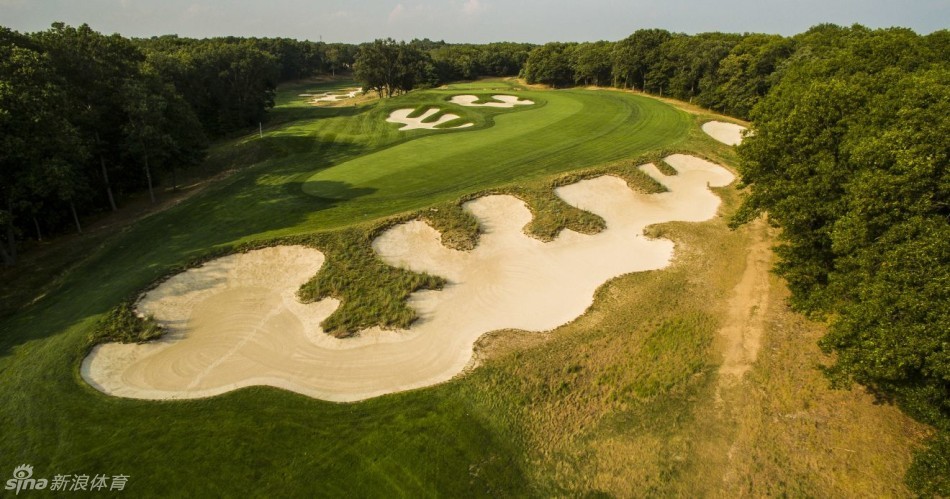 大满贯加洞赛激烈进行中,球员与球童在果岭上仔细研判推杆线路