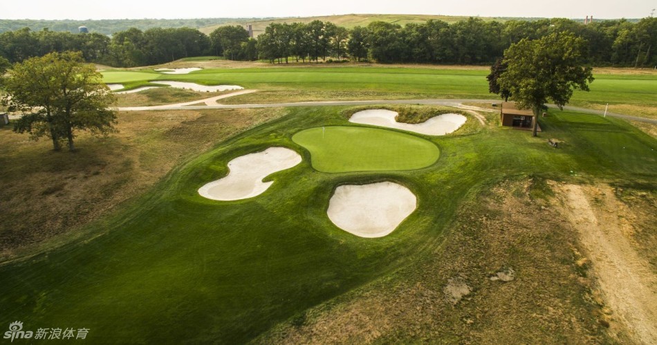 奥克蒙特球场第18洞果岭,观众屏息凝神等待着决定冠军归属的最后一推