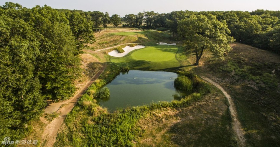 年轻球手在比赛中专注推击,他们正沿着前辈的足迹创造属于自己的加洞传奇