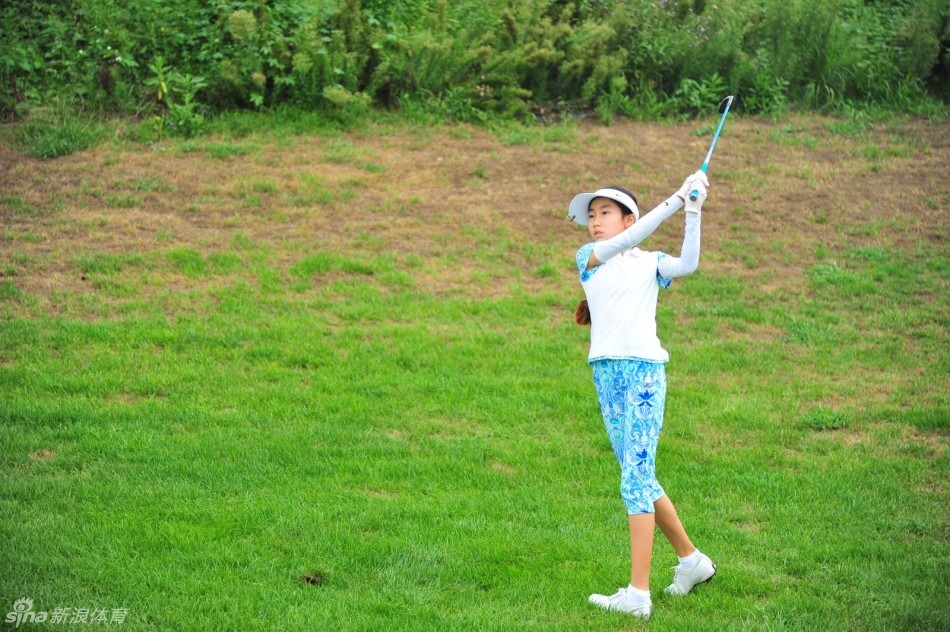 被誉为高球美少女的关可昕在赛场上优雅挥杆，展现巾帼不让须眉的风采