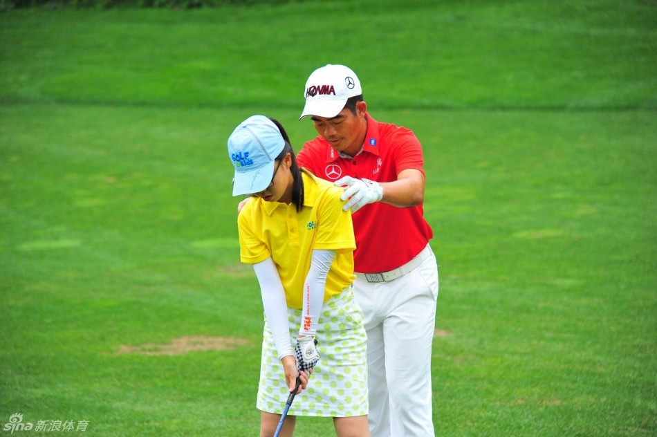 颁奖晚宴上梁文冲与孩子们欢聚一堂，共同庆祝这个收获满满的夏日