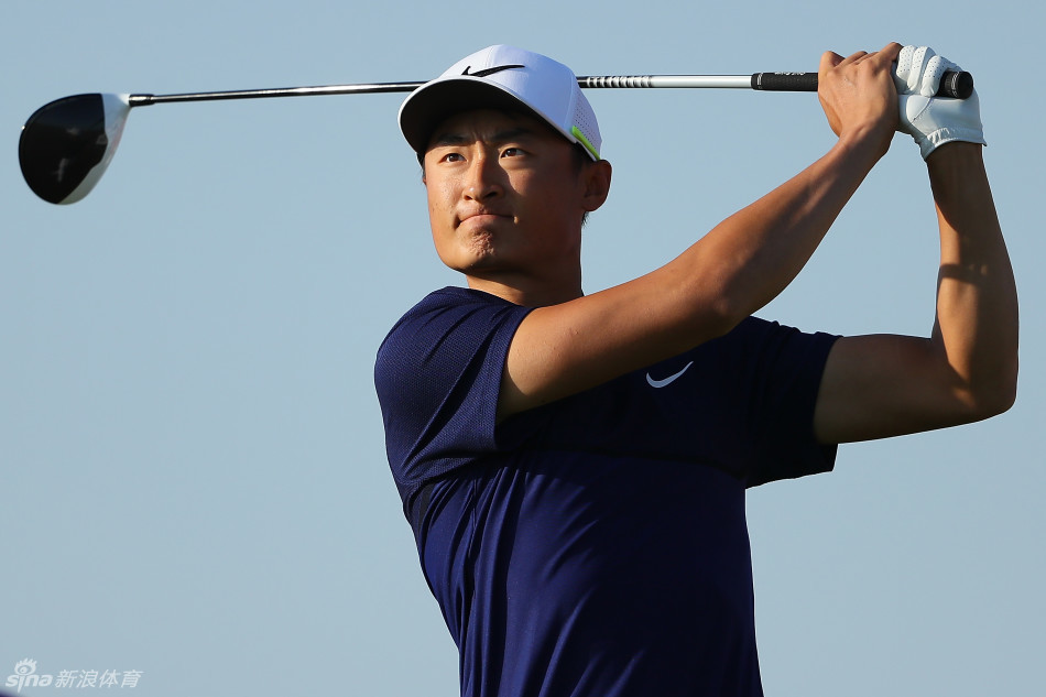 威尔士选手布拉德利·德雷奇在果岭上专注地观察推杆线路，神情冷静充满自信