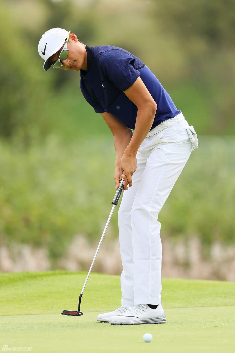 托马斯·皮特斯在比赛中观察球路，这位比利时一哥正为莱德杯席位全力拼搏