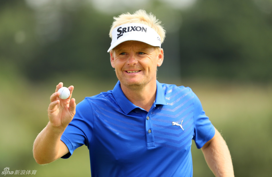 中国选手李昊桐在球道上稳健地进行击球准备，姿态专注而沉稳