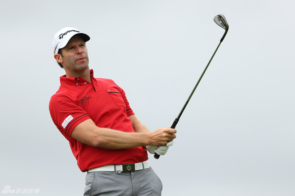 威尔士选手布拉德利·德雷奇完成一次完美的收杆动作，身形舒展平衡