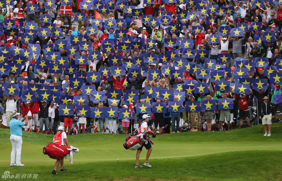 李昊桐在果岭上俯身进行关键推杆，动作流畅而果断