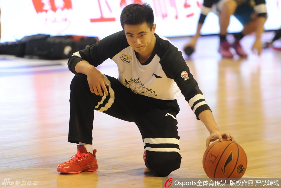 奥运赛场上，赵继伟面对强敌毫无惧色，犀利突破撕裂防线，尽显少年英气