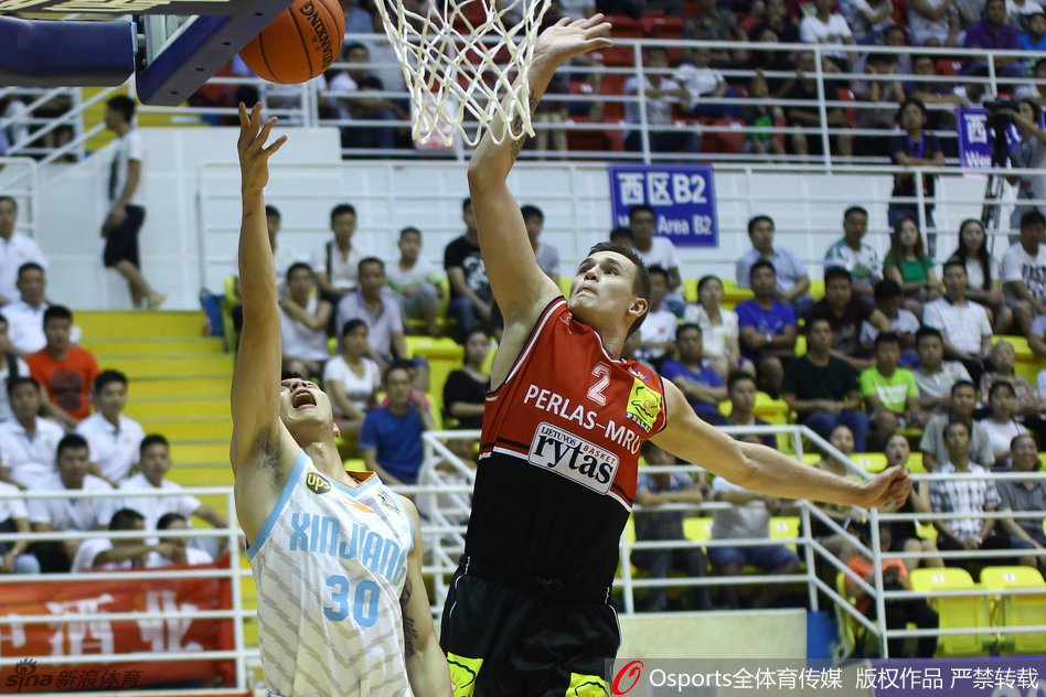 在立陶宛高大内线的长臂笼罩下，可兰白克毫无惧色，他像一只灵动的猎豹，在空中对抗后柔和挑篮，篮球划出一道彩虹坠入网窝。