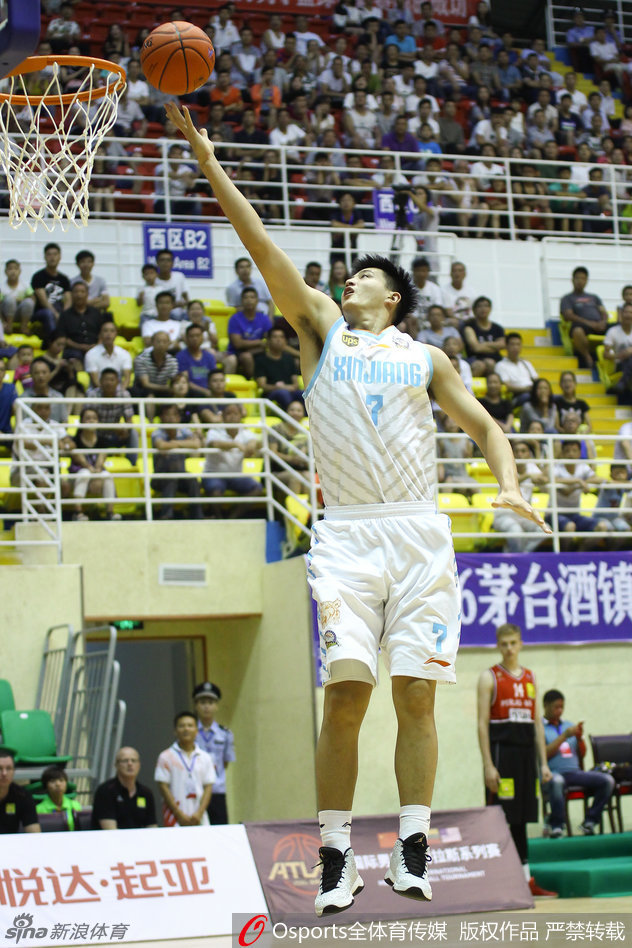 哨声响起，可兰白克在对抗后失去重心摔倒在地，但他第一时间伸出的手并非索要犯规，而是寻找着身边的队友，准备起身继续投入战斗。