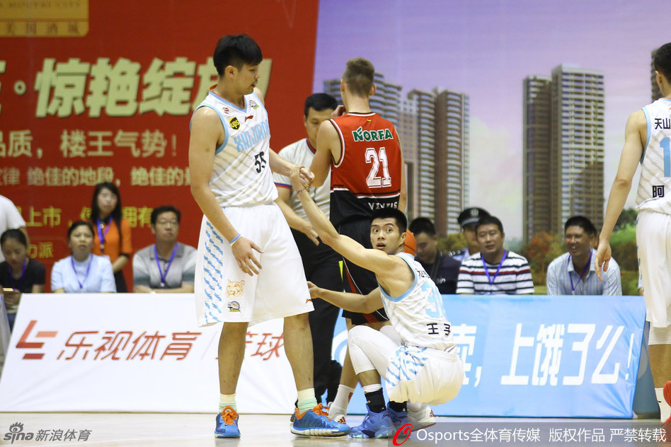 摆脱防守后的可兰白克在底角稳稳出手三分，他凝视远方的目光无比坚定，皮球离开指尖的瞬间，整个球馆的空气仿佛都凝固了。