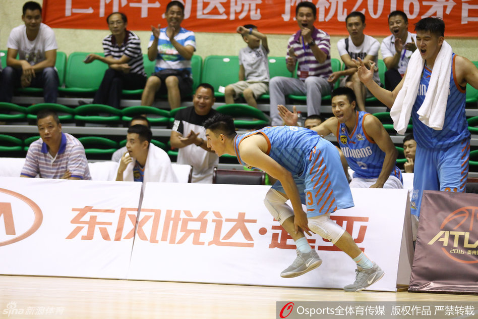 内线屏障孙鸣阳半蹲着马步，张开双臂像一堵移动的城墙，他死死地卡住进攻球员的位置，肌肉线条在对抗中绷得棱角分明，用身躯捍卫着禁区尊严。