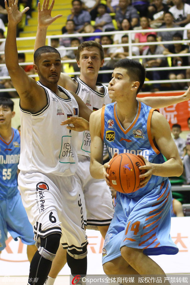 孙桐林持球佯装投篮，防守人重心瞬间被晃起，他敏捷地压低身子，一个箭步运球突破，球衣在风中猎猎作响，动作衔接行云流水般丝滑。