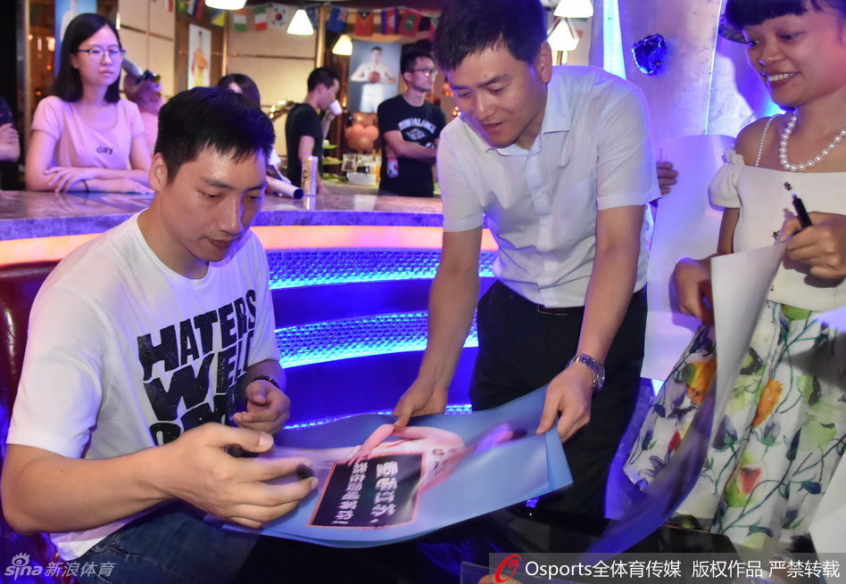 发布会结束后，唐正东被热情的球迷层层包围，他手中握着刚签完名的照片，人群中快门声不断，大唐亲切地与大家互动，现场气氛热烈而有序。