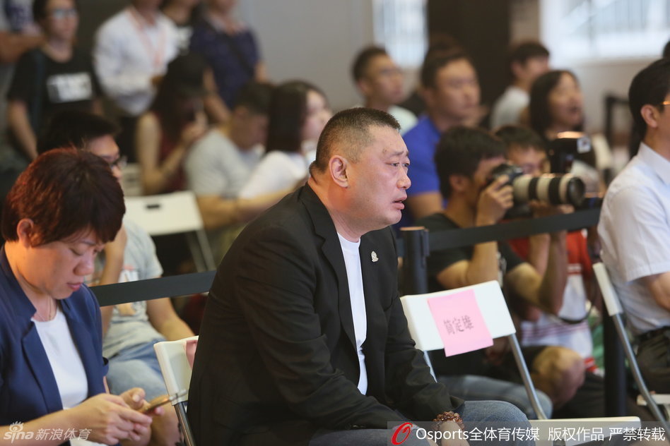 坐在台下的易建联被台上老友的发言所感染，情不自禁地用力鼓掌，眼神中既有对兄弟的欣赏，也有对未来并肩前行的无限憧憬。