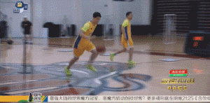 刘翔在场上秀出柔和手感，一记标志性的中距离跳投稳稳命中，篮球穿过篮网的那一刻，仿佛跨过了田径与篮球的界限。