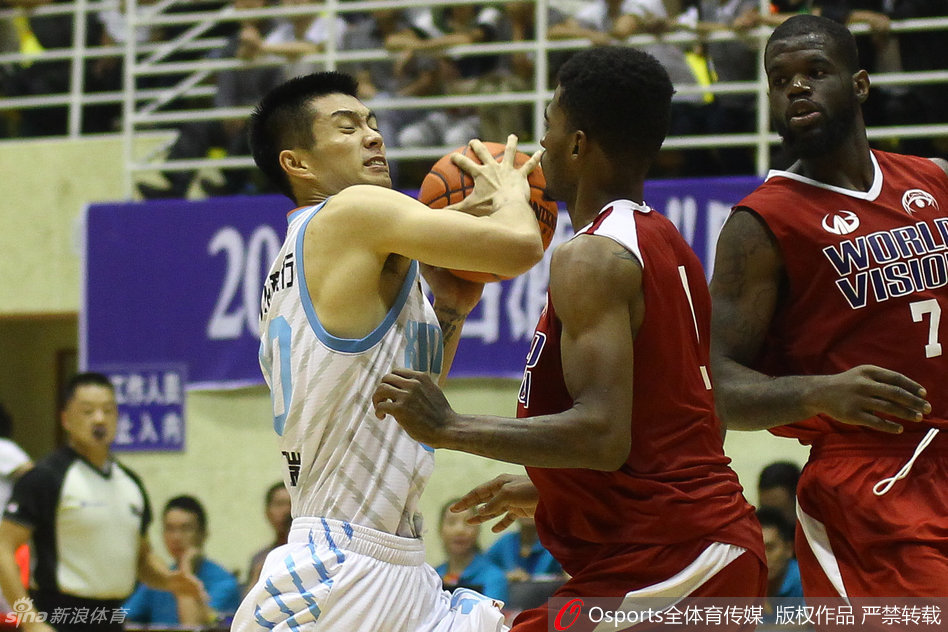 在内线的肌肉丛林中，孙桐林用力量和技术强打硬凿，每一次背打都充满了血性与力量。