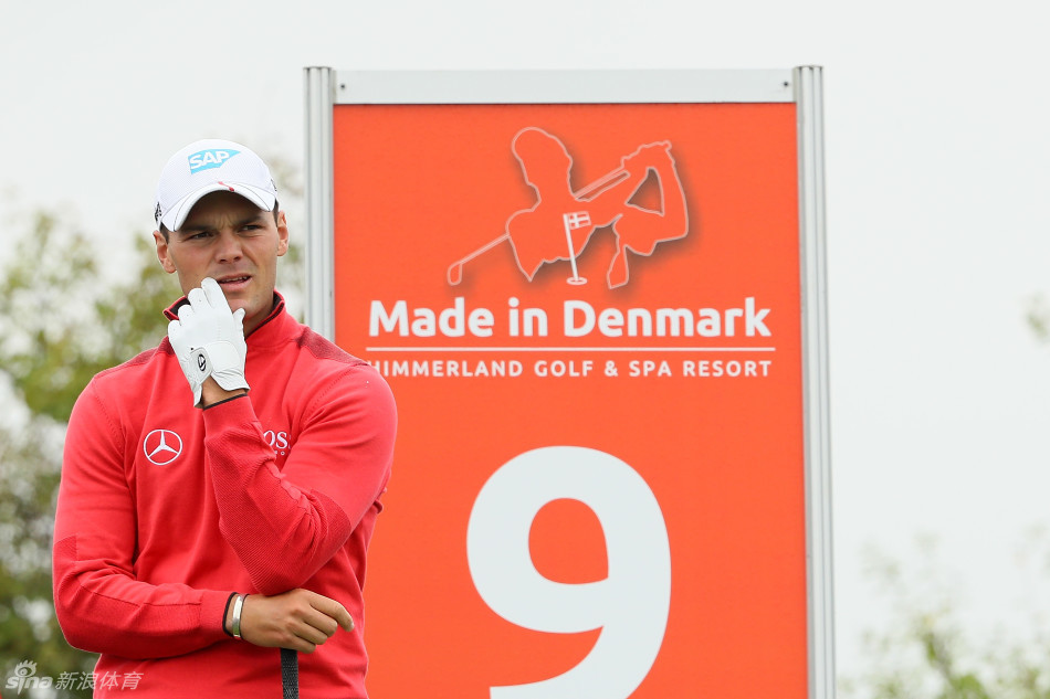 托马斯·皮特斯在丹麦制造赛决赛轮中潇洒挥杆,神情专注而自信,身后是起伏的希默兰半岛球场