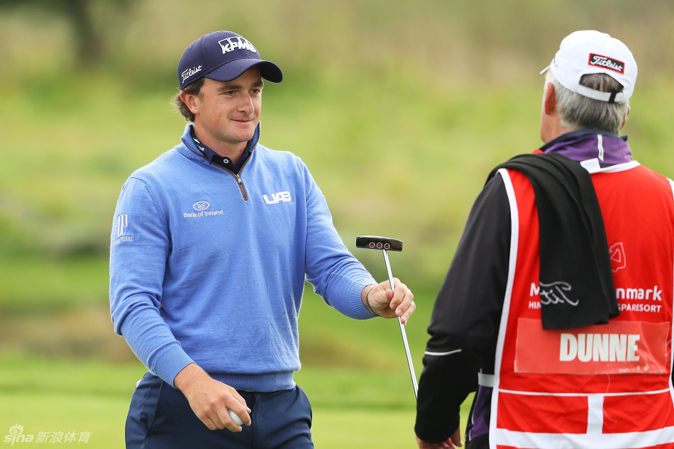 大雨侵袭导致比赛中断,工作人员紧急覆盖果岭,阴沉天空下球场空旷静谧