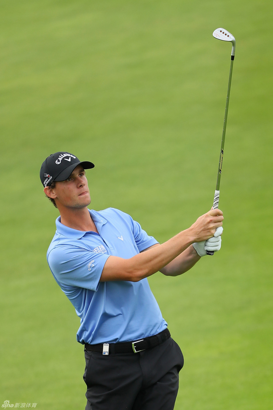 比利时新星皮特斯在夺冠后与亚军德雷奇友好握手,共同庆祝一场精彩的比赛