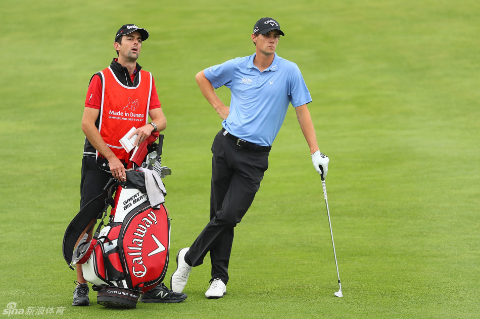 皮特斯使用挖起杆进行精准攻果岭一击,身体转动流畅协调,杆头在阳光下划出完美弧线