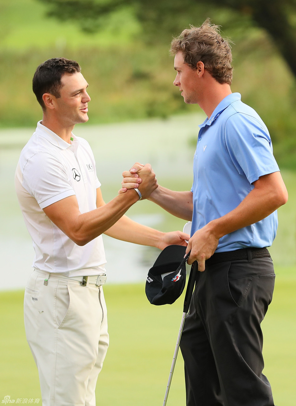 威尔士老将布拉德利·德雷奇在果岭上凝视推杆线路,脸上写满了对胜利的渴望与一丝遗憾