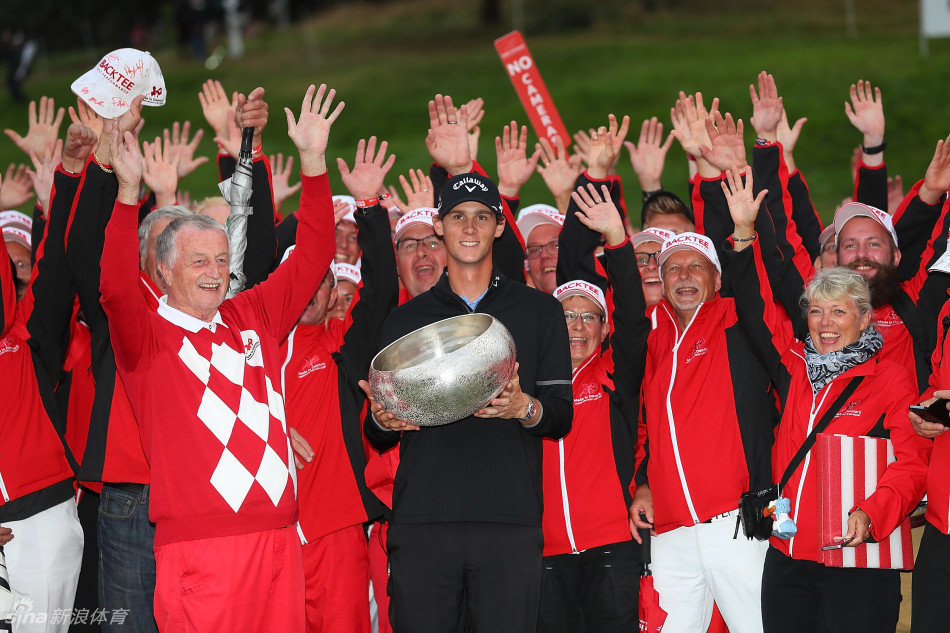 希默兰半岛度假村球场全景,起伏的球道与翠绿的果岭在赛后夕阳下显得宁静而壮美