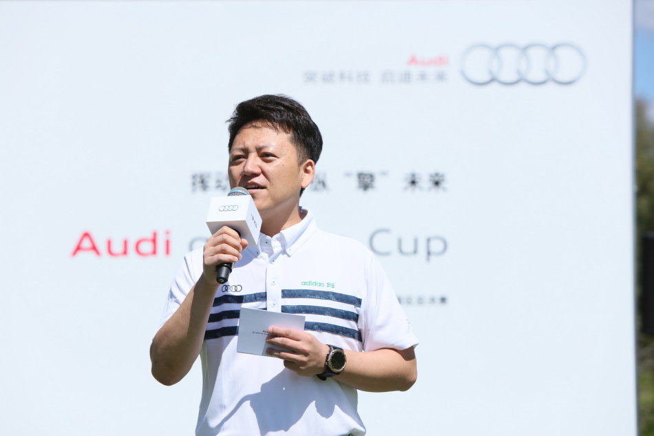 参赛选手挥杆瞬间，动作流畅而充满力量，白色小球在蓝天下飞向远方果岭