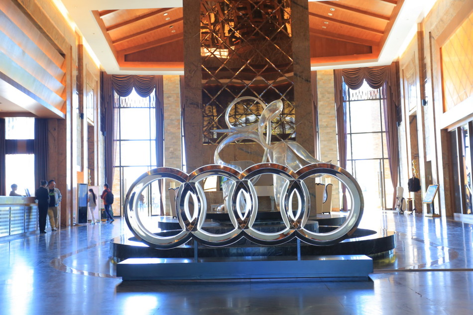 赛后选手与嘉宾友好交流，笑容洋溢，充分展现了高尔夫运动所倡导的友谊与绅士精神