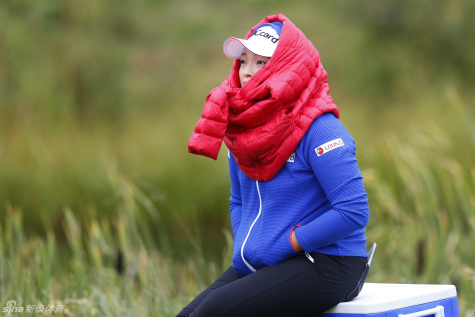 韓國選手崔芸精心無旁騖地跪在果嶺上，視線與地面平行，凝神判斷小白球通往球洞的每一寸草紋轉折與坡度。