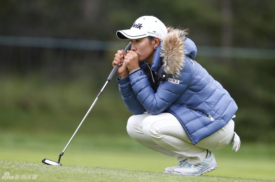 頒獎典禮上，奪冠後的阿瑞雅被身旁的亞軍金世煐（左）和季軍田仁智（右）用香檳歡樂地淋灑，她笑著閃躲，三人共享勝利時刻。